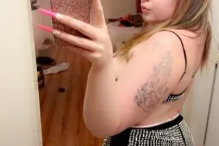 THICK WHITE GIRL LOOKING FOR F... - Image 1